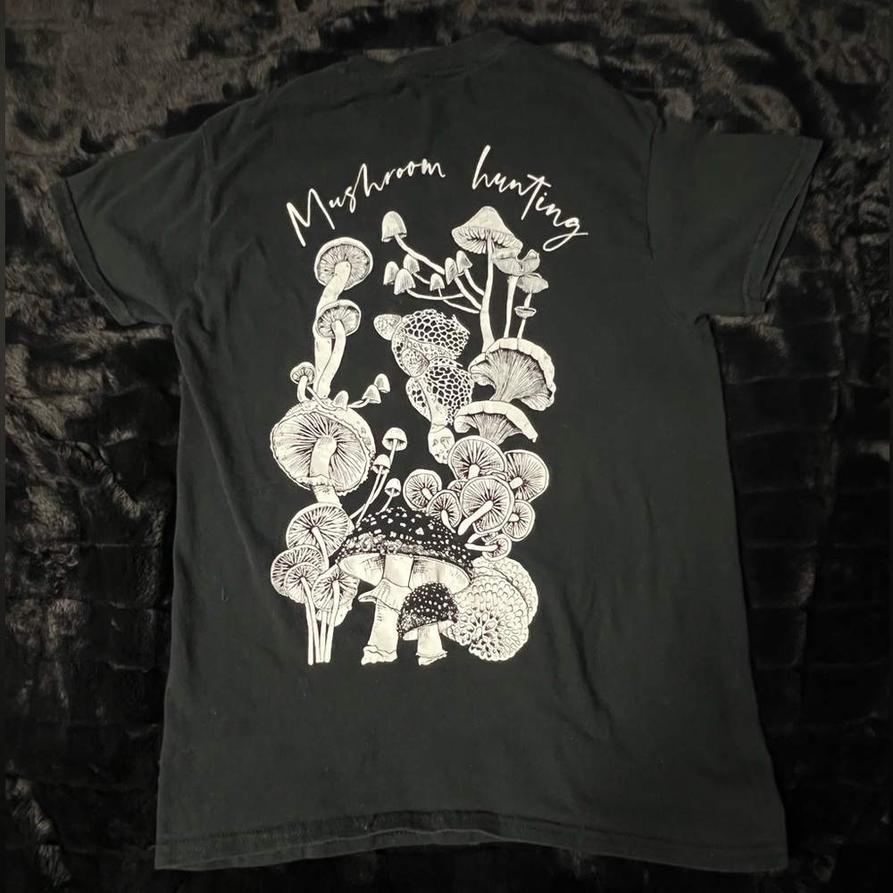 Dravis Mushroom Hunting graphic T black